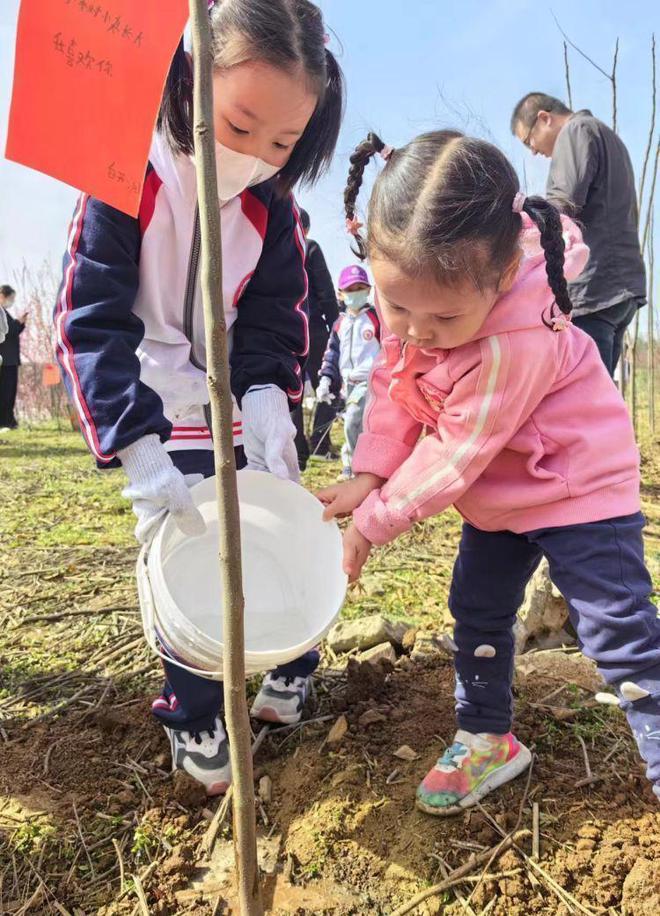 欢乐植树节 西安航天四小萌娃组团种树采摘学知识m6米乐下载(图3)