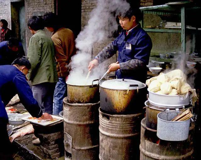 老照片：80年代的菜市场带你去逛记忆中的美食聚集地(图2)