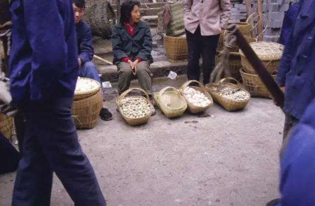 老照片：80年代的菜市场带你去逛记忆中的美食聚集地(图8)