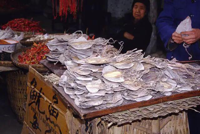 老照片：80年代的菜市场带你去逛记忆中的美食聚集地(图4)